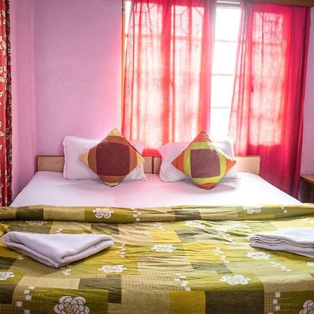 Family Guest House Varanasi Bagian luar foto
