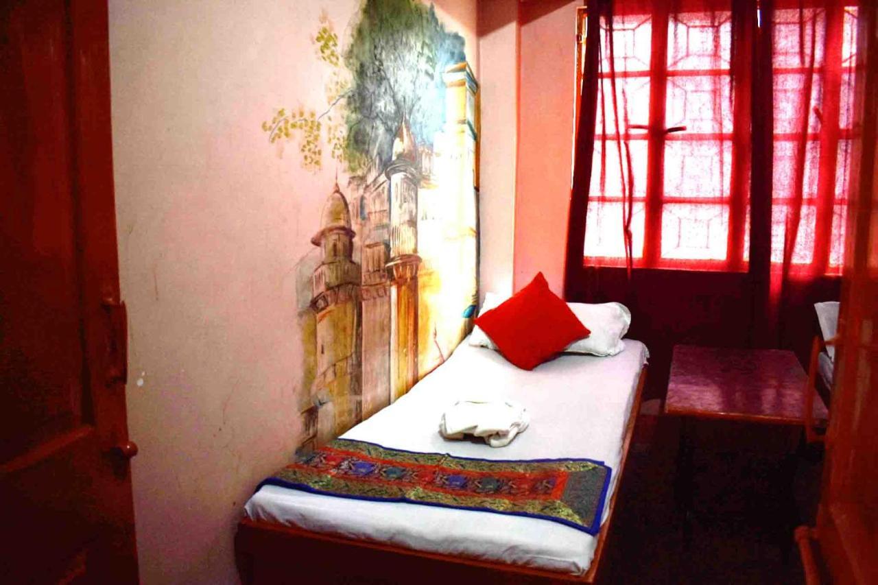 Family Guest House Varanasi Bagian luar foto