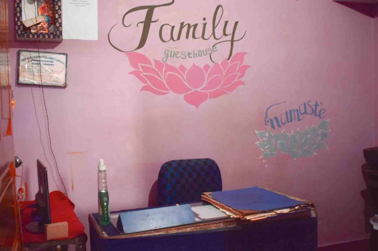 Family Guest House Varanasi Bagian luar foto