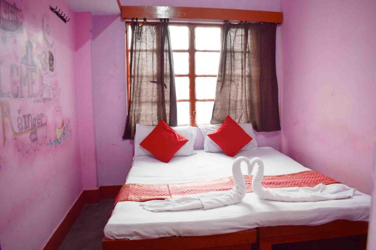 Family Guest House Varanasi Bagian luar foto