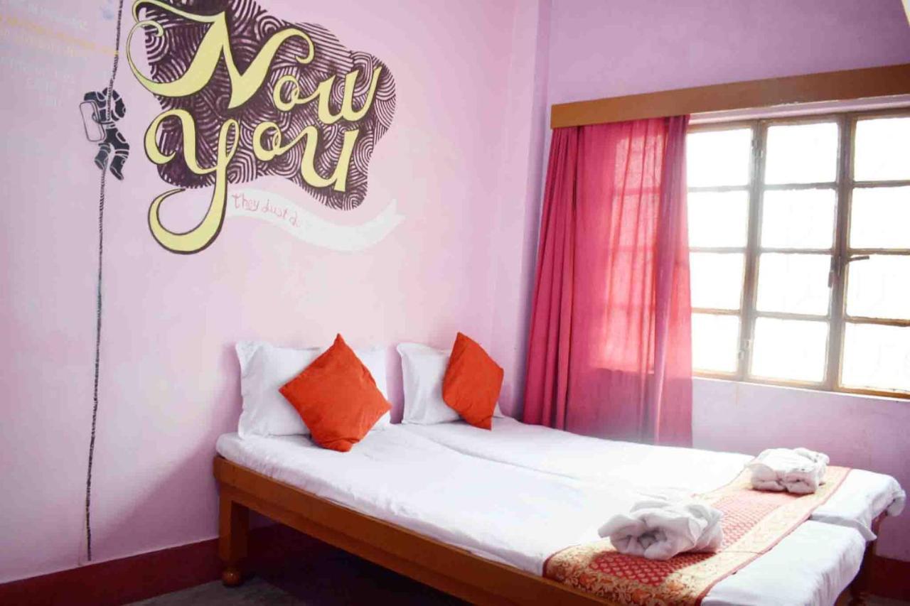 Family Guest House Varanasi Bagian luar foto