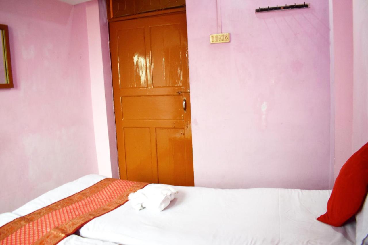 Family Guest House Varanasi Bagian luar foto