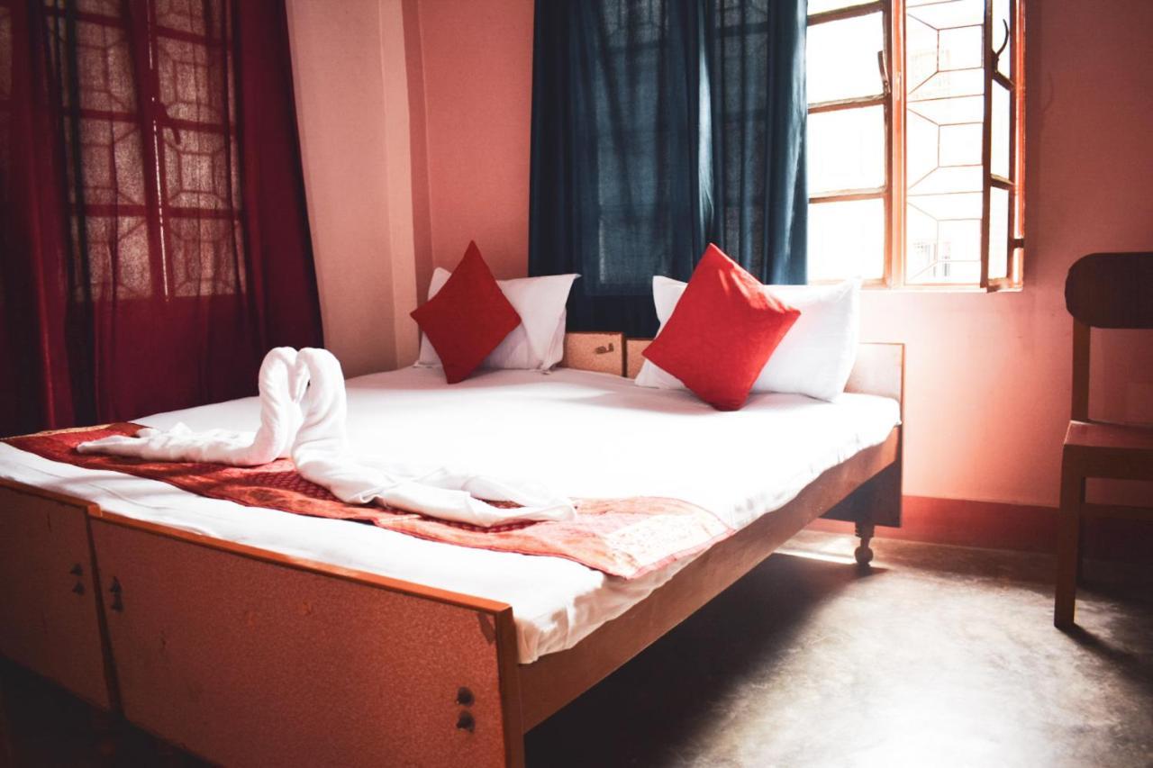 Family Guest House Varanasi Bagian luar foto