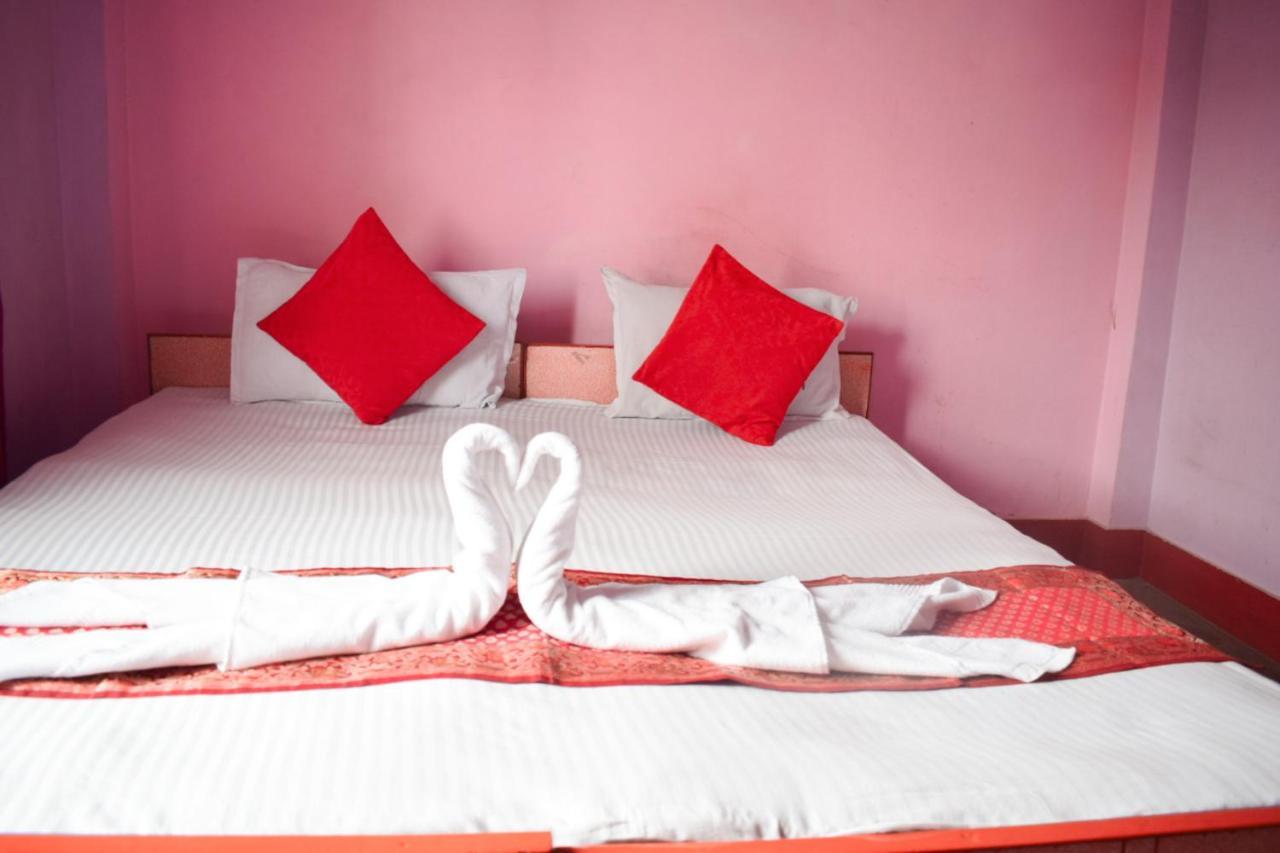 Family Guest House Varanasi Bagian luar foto