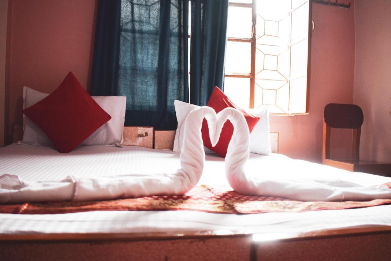 Family Guest House Varanasi Bagian luar foto