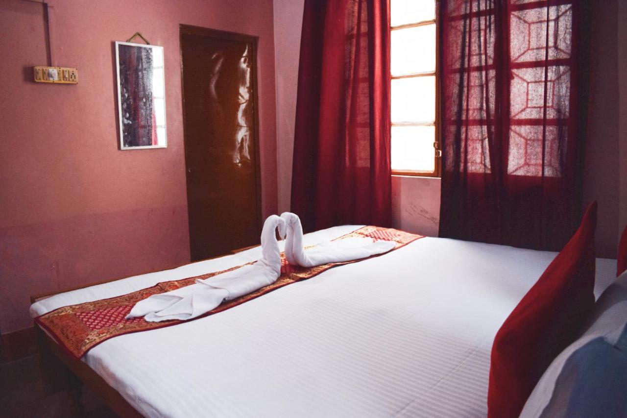 Family Guest House Varanasi Bagian luar foto