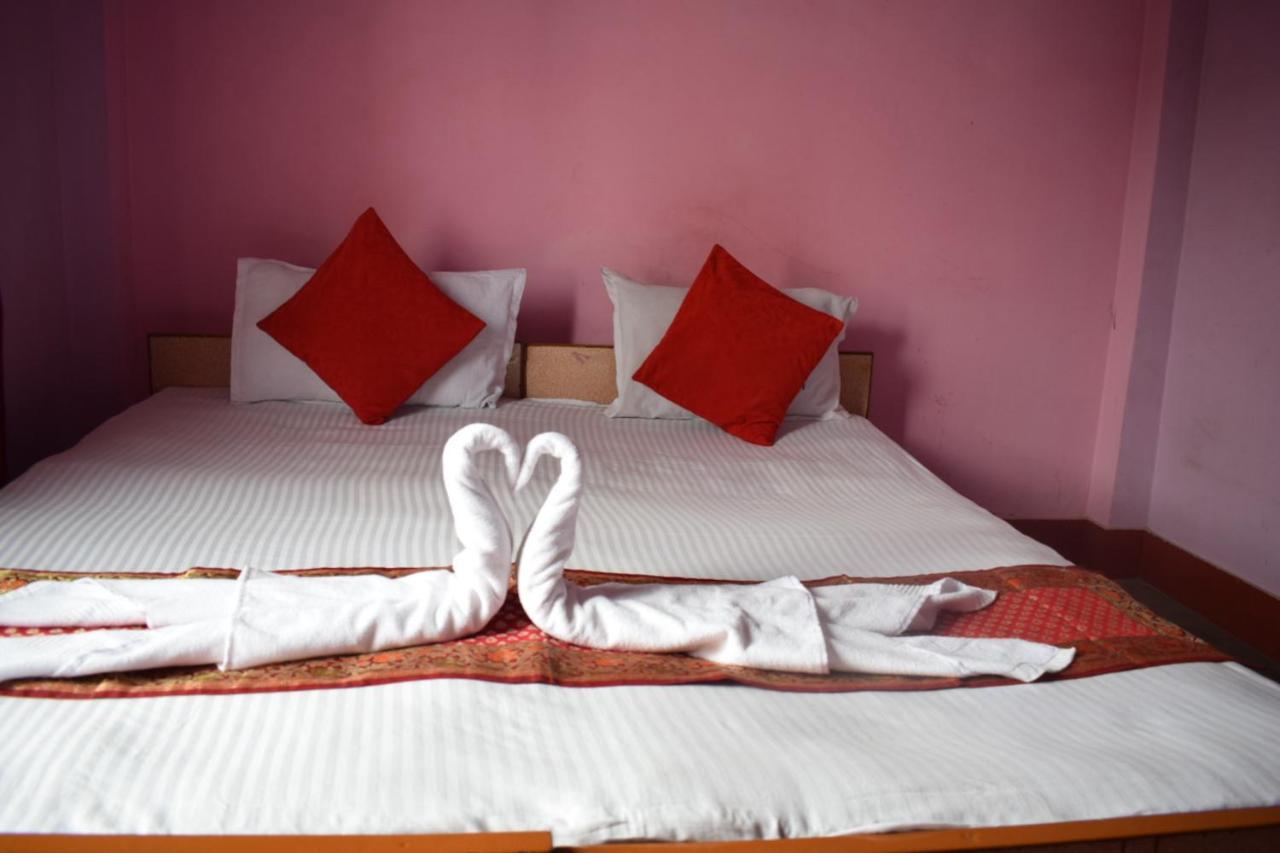 Family Guest House Varanasi Bagian luar foto