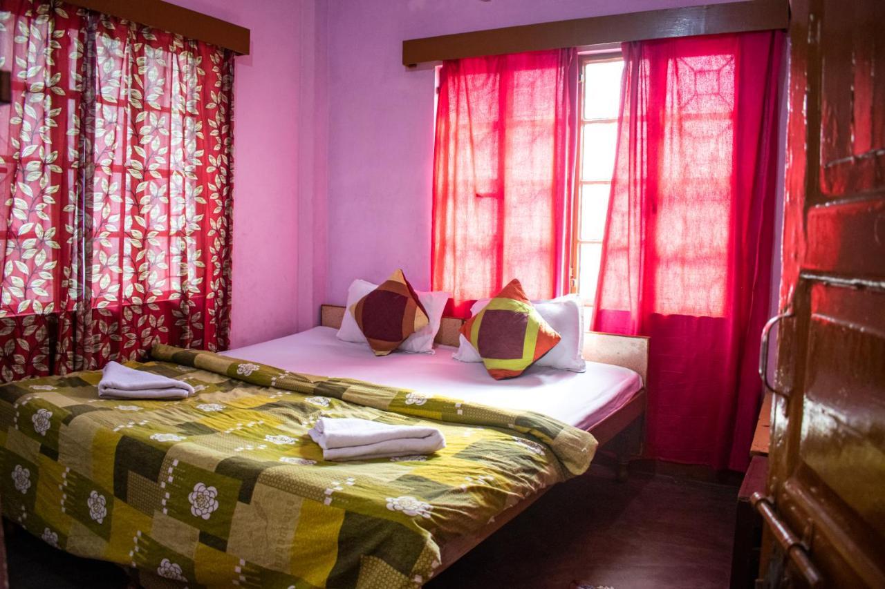 Family Guest House Varanasi Bagian luar foto