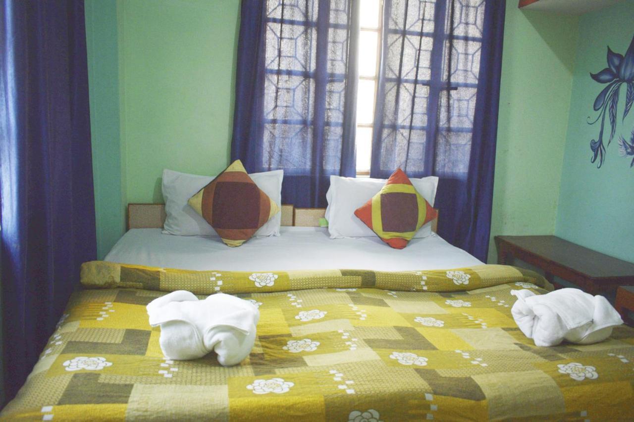 Family Guest House Varanasi Bagian luar foto