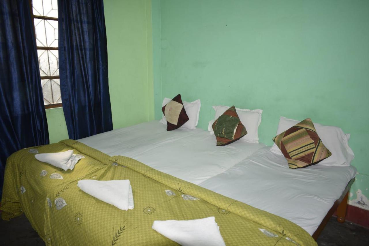 Family Guest House Varanasi Bagian luar foto