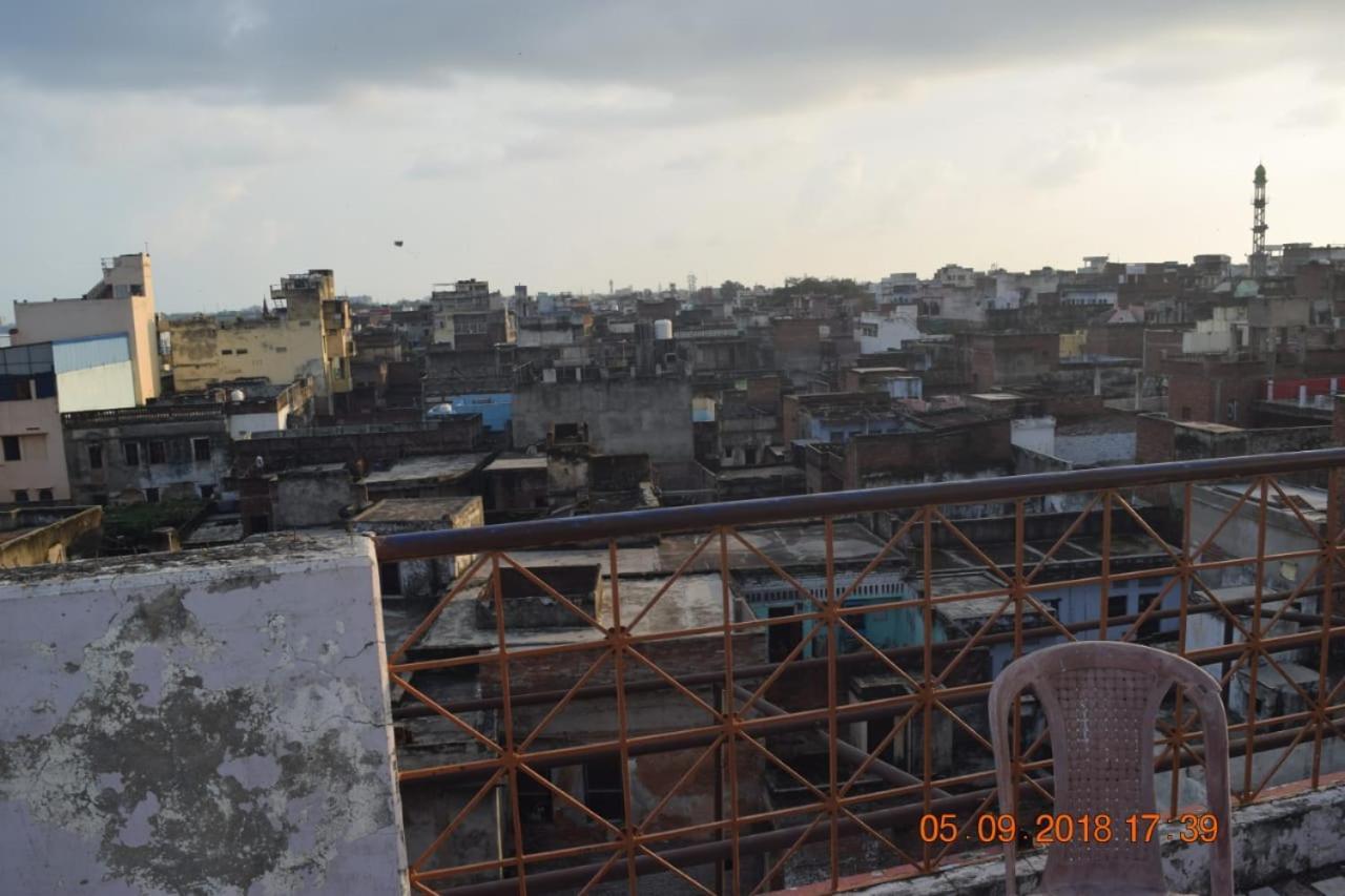 Family Guest House Varanasi Bagian luar foto