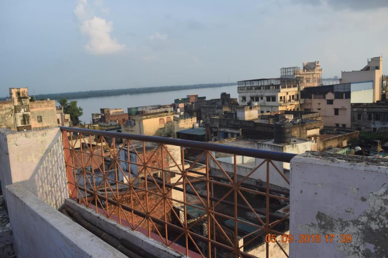 Family Guest House Varanasi Bagian luar foto