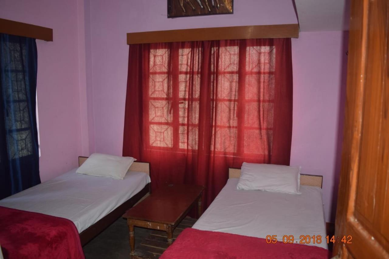 Family Guest House Varanasi Bagian luar foto
