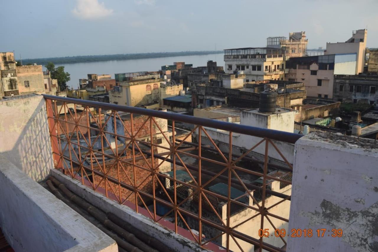 Family Guest House Varanasi Bagian luar foto