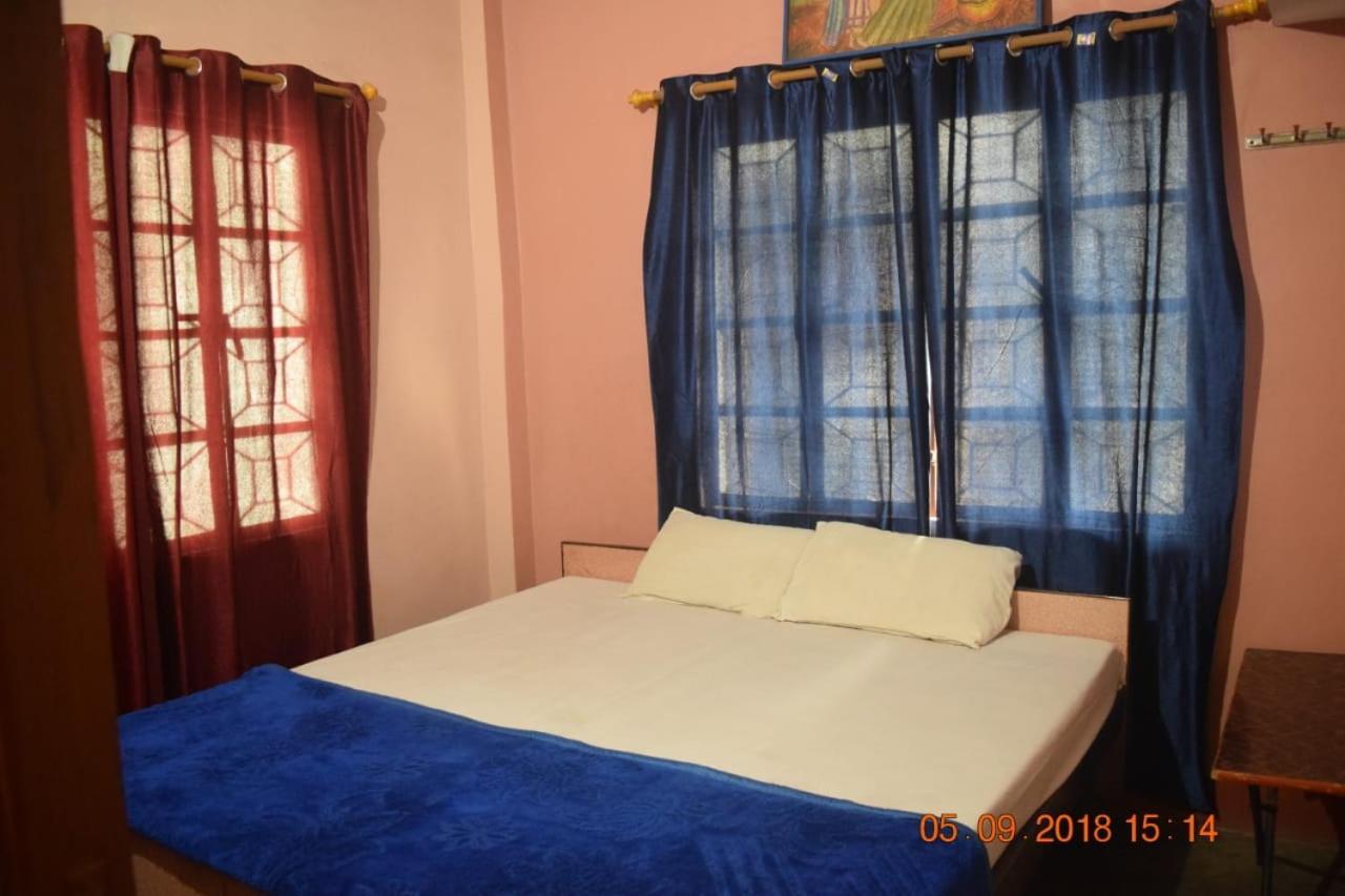 Family Guest House Varanasi Bagian luar foto