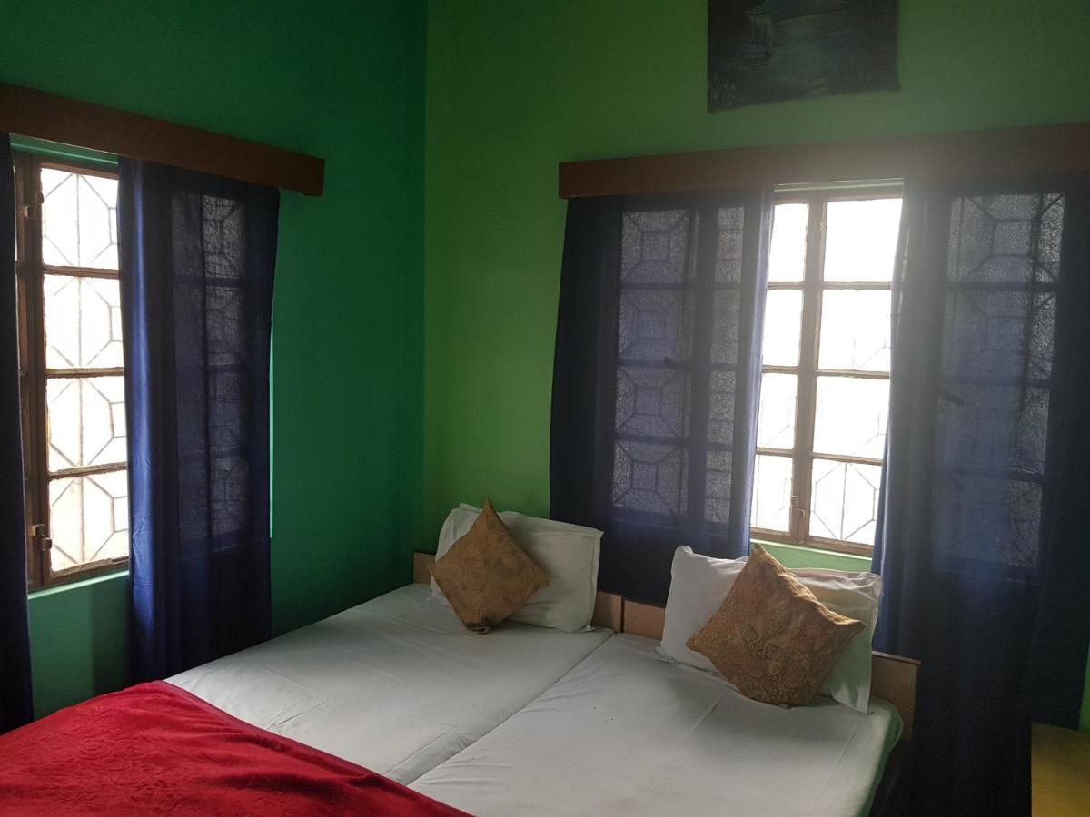 Family Guest House Varanasi Bagian luar foto