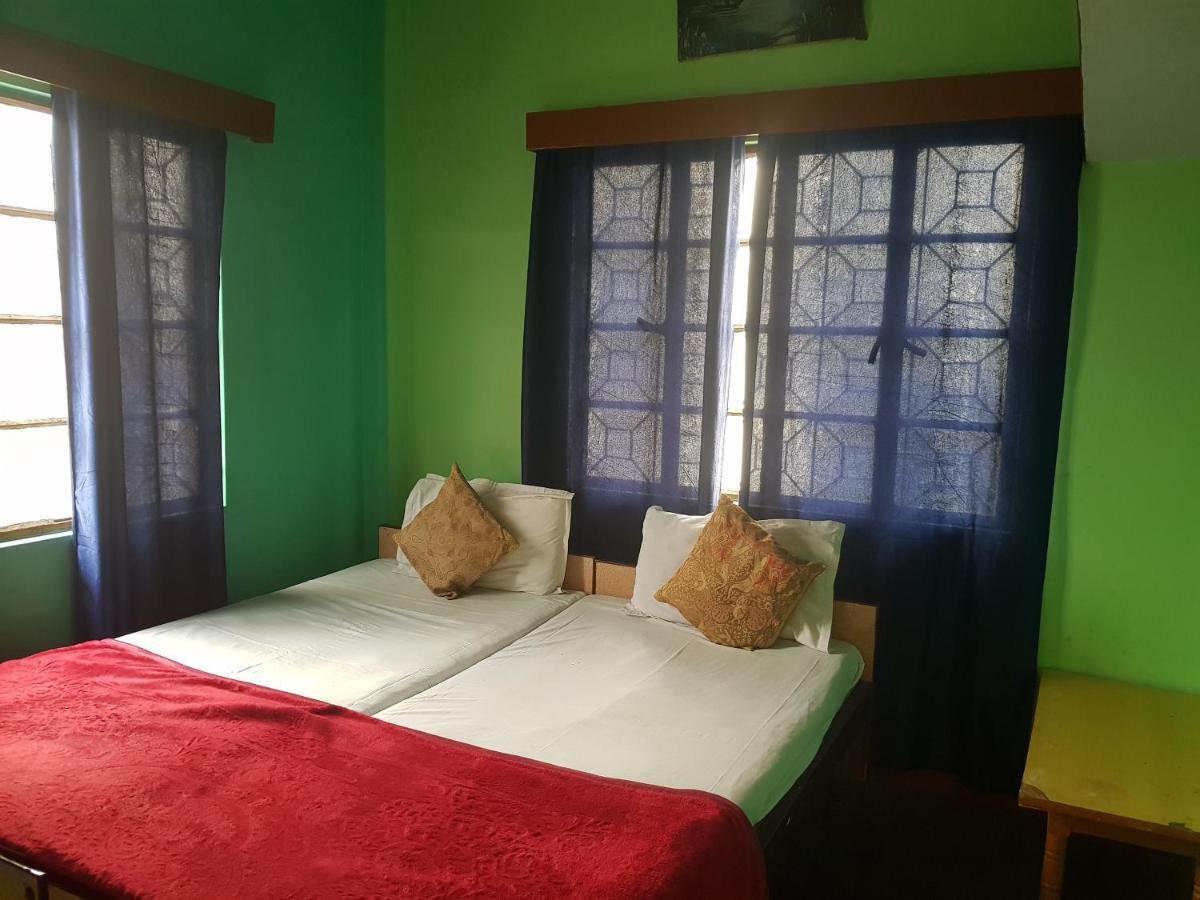 Family Guest House Varanasi Bagian luar foto