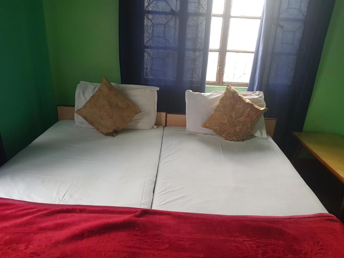 Family Guest House Varanasi Bagian luar foto